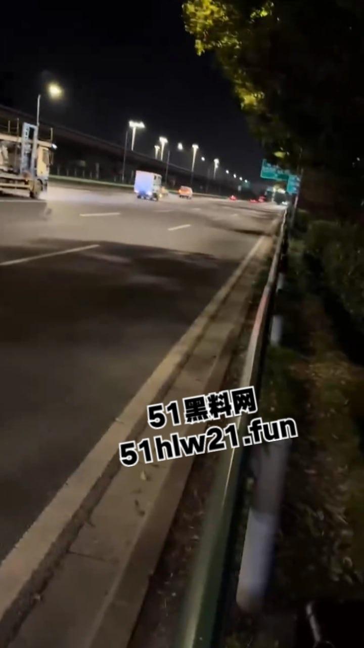 上海3人搭顺风车去江苏,半路竟被司机恶意加价,拒绝司机加价后竟被丢在高速上司机称钱没到位!