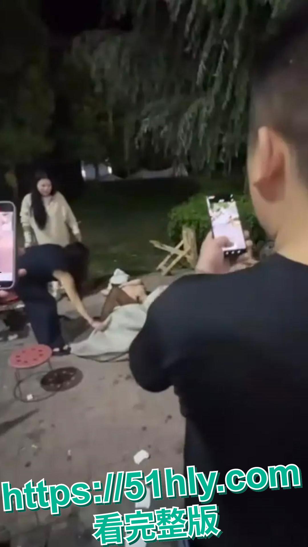 一夜之间,安徽合肥某夜市炸锅了!“裸体女侠”怒砸大排档。