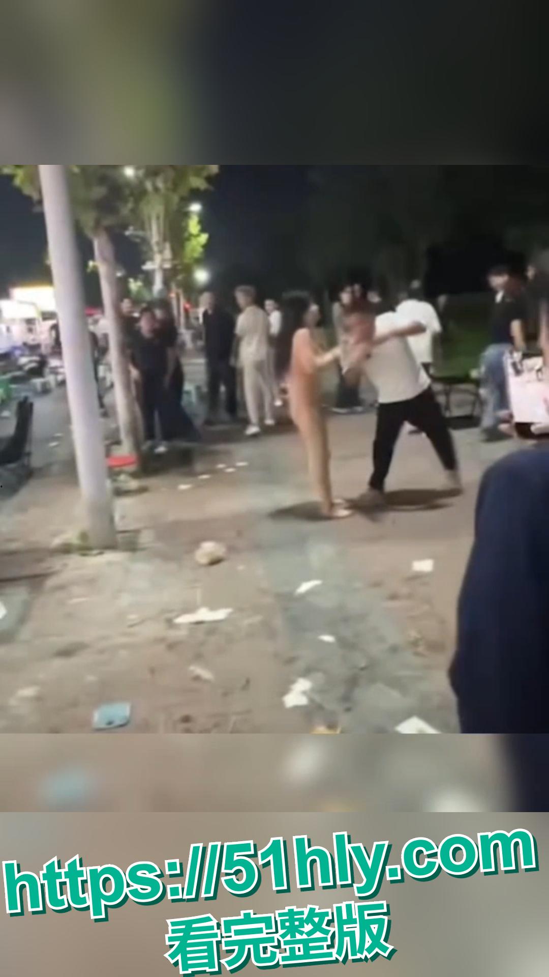 一夜之间,安徽合肥某夜市炸锅了!“裸体女侠”怒砸大排档。