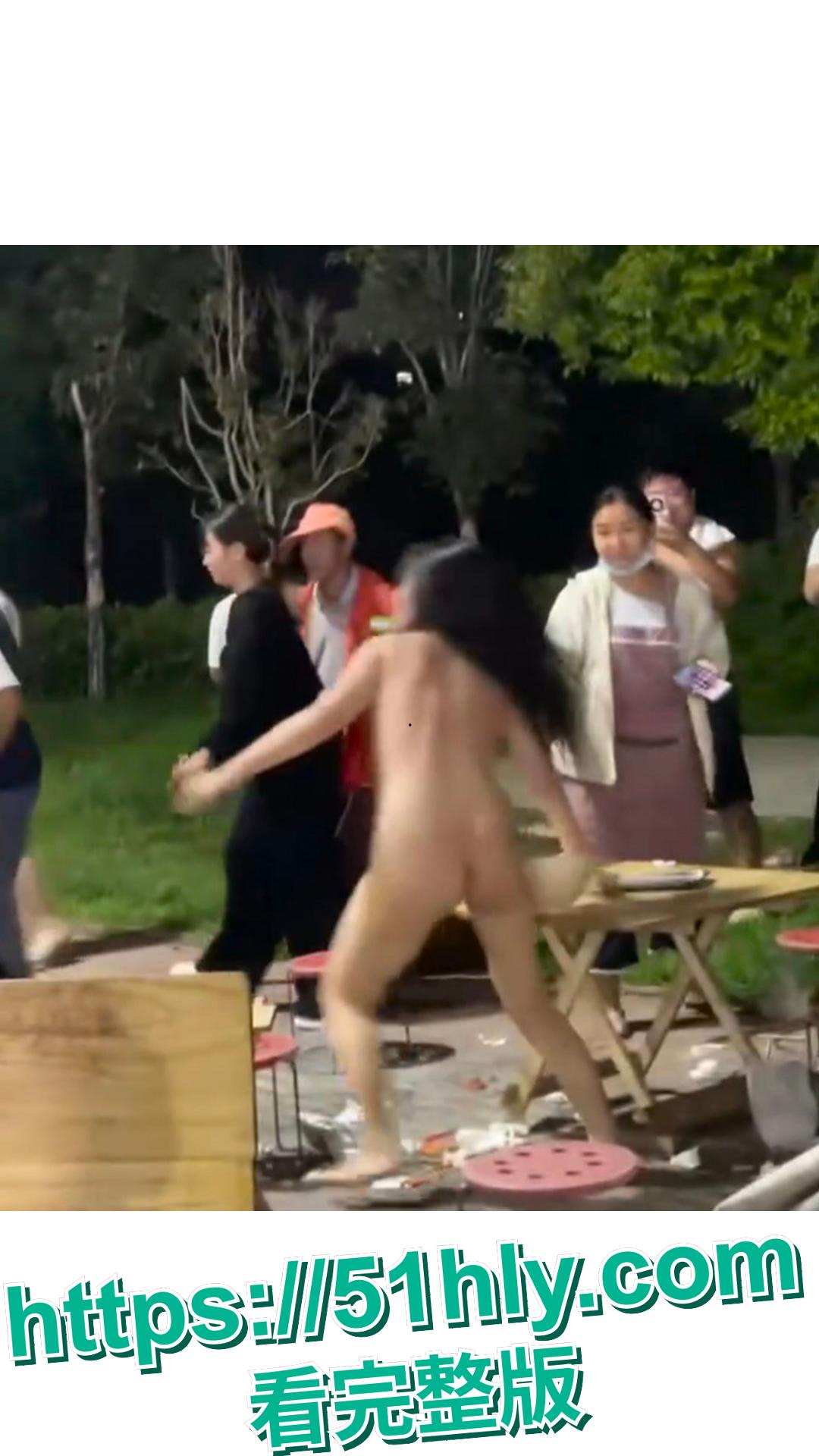 一夜之间,安徽合肥某夜市炸锅了!“裸体女侠”怒砸大排档。