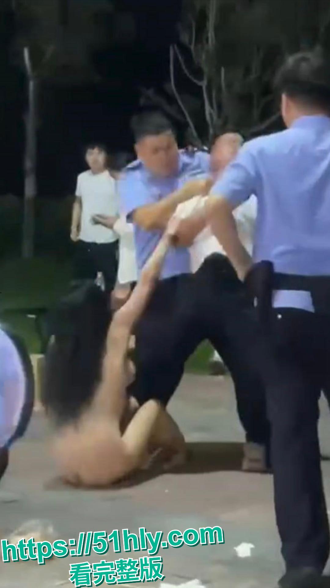 一夜之间,安徽合肥某夜市炸锅了!“裸体女侠”怒砸大排档。