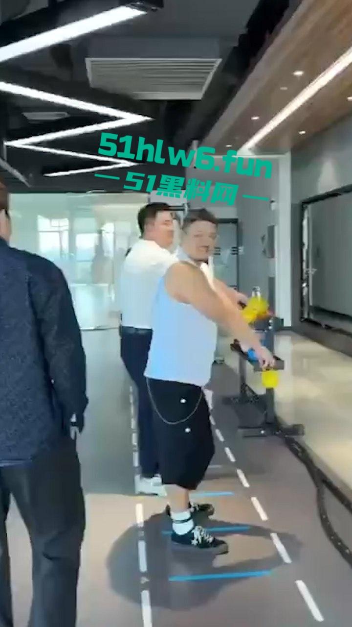 网红博主探访gay圈基佬，花8000体验爆肏膘肥体圆熊版男gay，着实死gay恶心人。