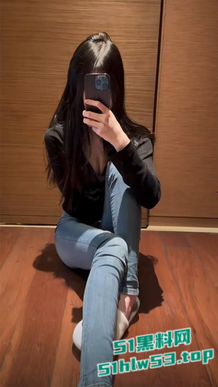 抖音高颜值网红【缪缪BB】露脸不雅视频遭泄密，白皙美少女全裸扣穴自慰揉胸舔屏，顶级身材粉嫩小穴惊艳全网！