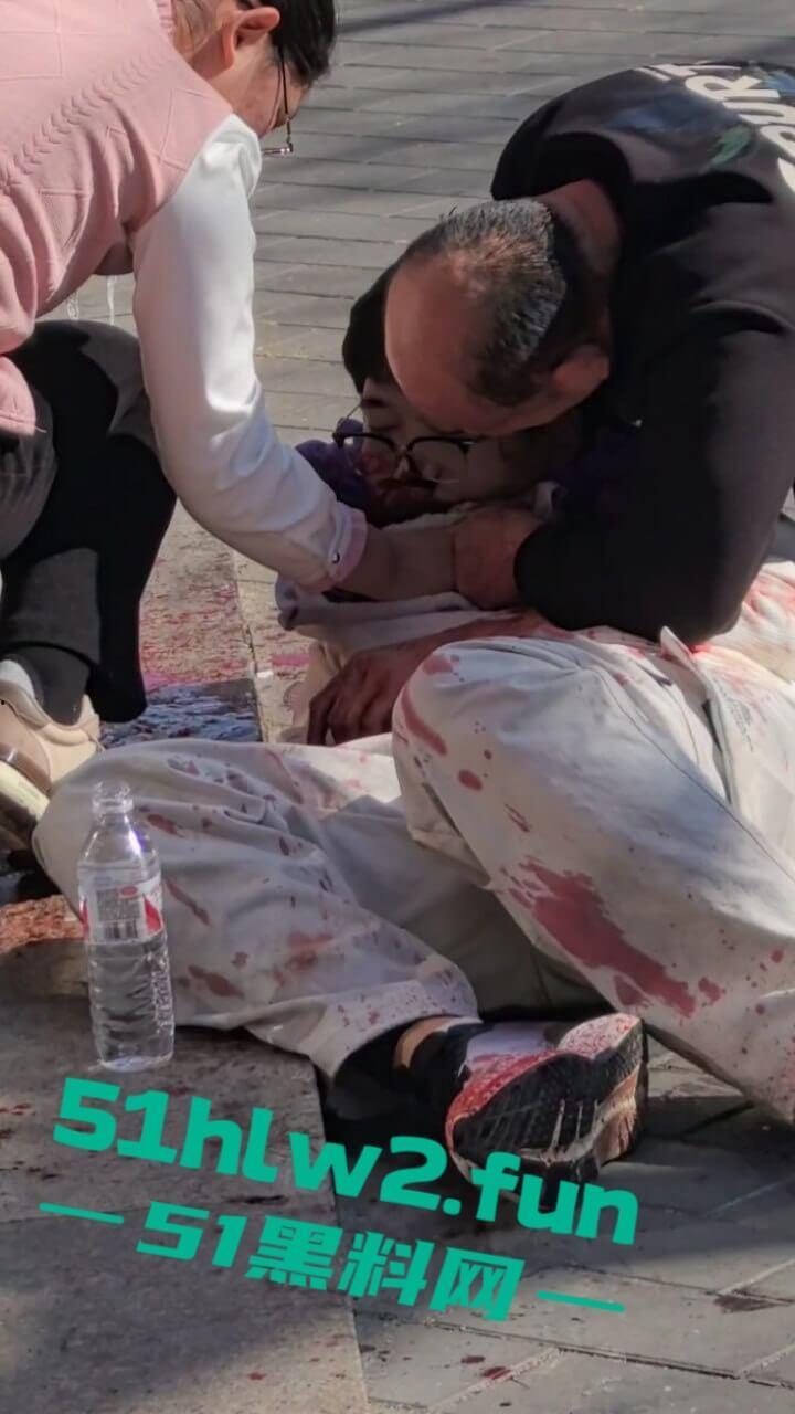 北京顺义区民富街，初中生摔倒被铁棍插中系一商户为防止别人门前停车安置，导致血液喷涌当场死亡。