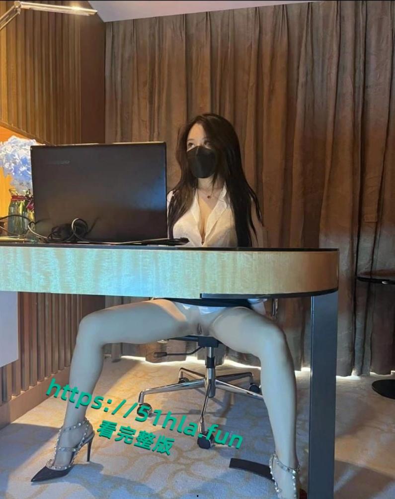 瓜友投稿大学生反差婊女友,不雅视频在酒店开裆黑丝调教后入爆操,户外露出挑逗淫靡不堪!