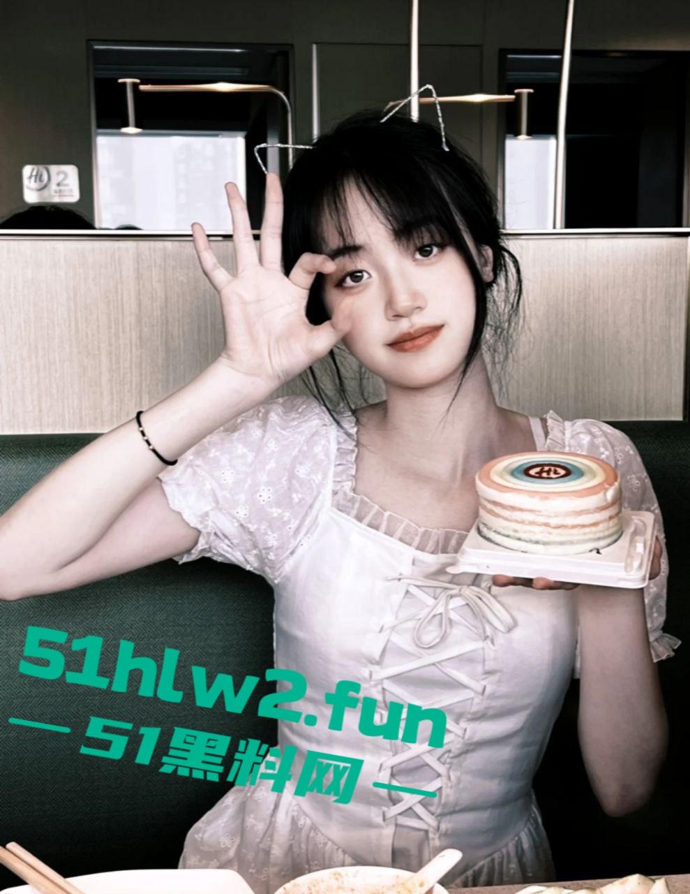 扬州大学骚母狗投稿出圈，JK黑丝无套后入骚气外露，逼脸同框看得粉丝心痒痒！