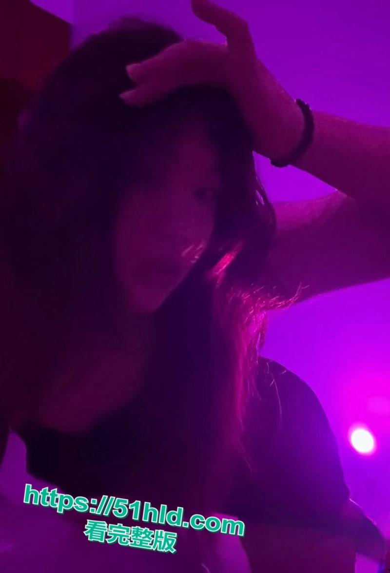 上海反差少女【杨念悦】大尺度露出视频流出,火车上当众玩奶自慰,自爆7男轮奸玩8P还爆菊,不雅视频全曝光!