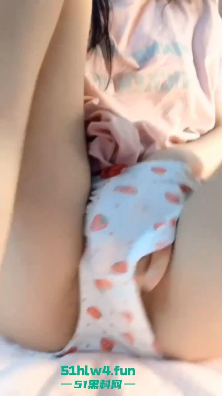 四川宜宾学院学生妹【卢文倩】兼职卖小片，绝美粉鲍自慰抠逼淫水流泄如雨的样貌外漏。