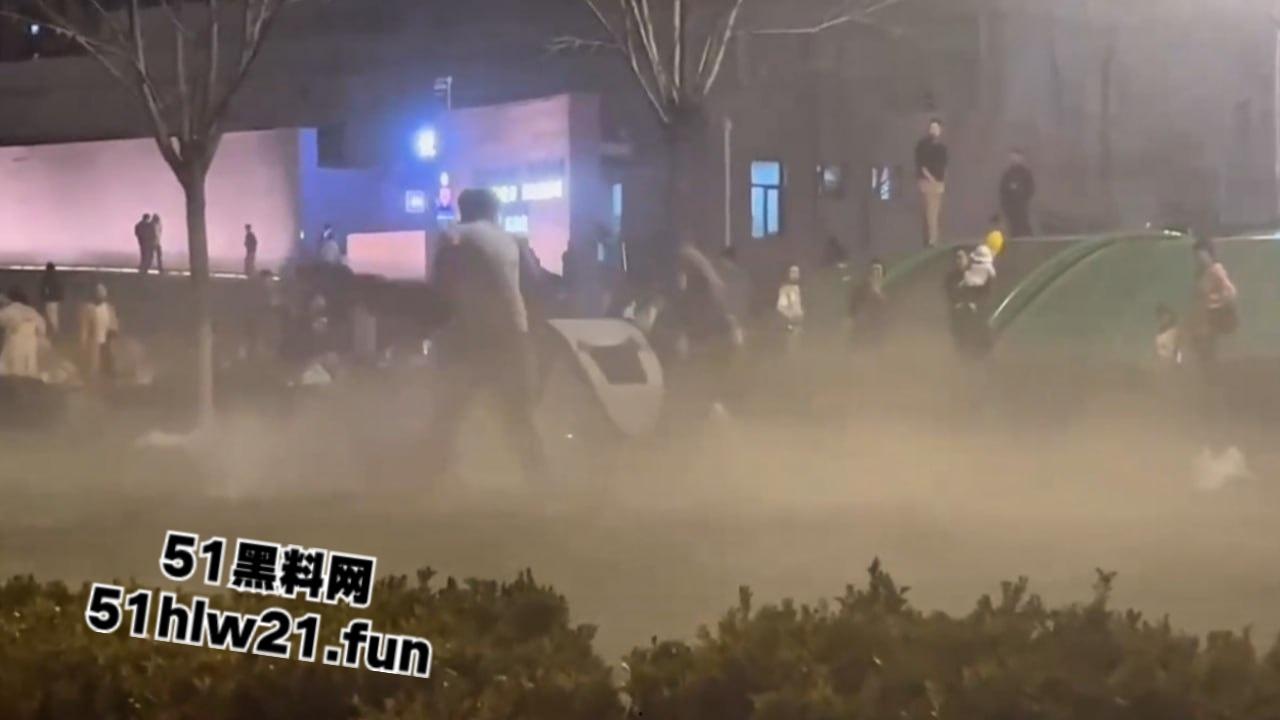 河北石家庄捅人事件，因孩子起争执叫人殴打对方，结果来人直接掏刀捅人现场视频流出。