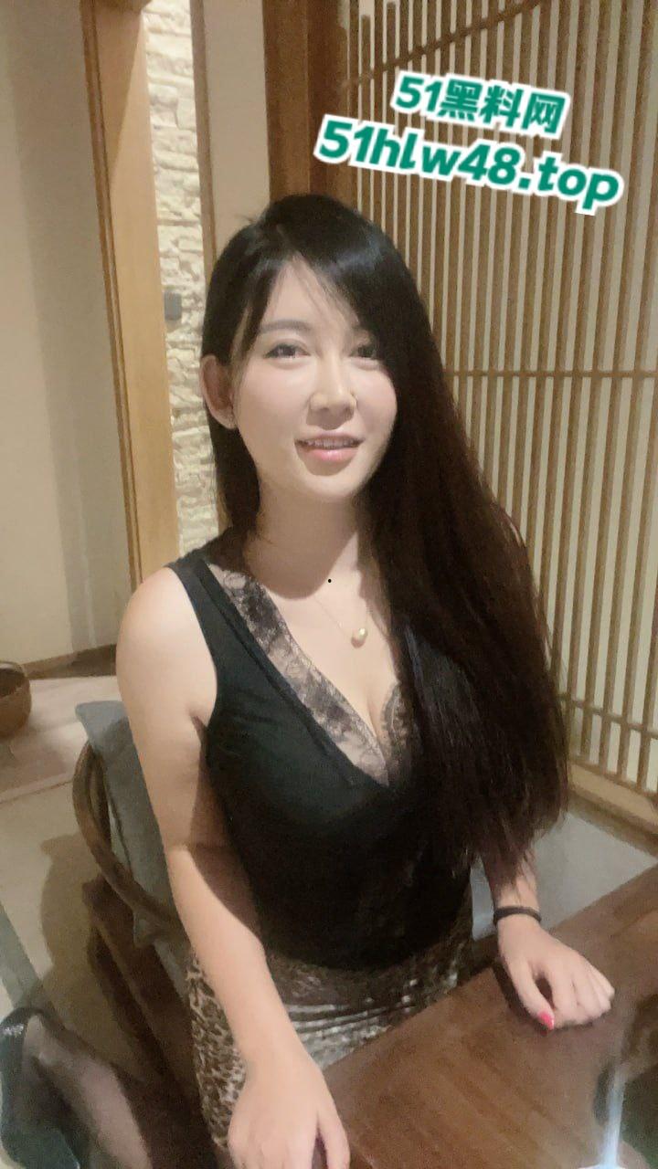 顶级尤物女神【李雅】高颜值完美身材，最新白衬衫超短裙私房写真系列大尺度私拍流出。