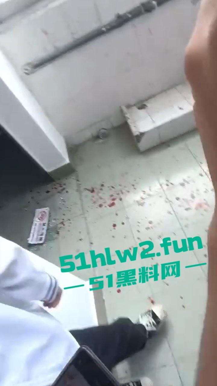 顺德中专汽修学院两男生暴揍室友，还用玻璃将其手筋挑断父母扬言要砍死两人，拒不接受和解。