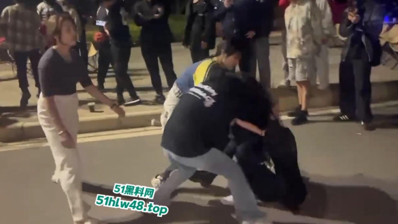 广东佛山精神小妹带人打架从单挑变群殴，女人打架真不讲武德，不过女人不撕衣服缺少精髓。