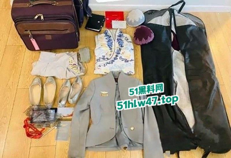 海航绝美空乘【雨晴】高颜值长腿女神，竟偷偷下海接客化身制服女王高跟踩屌，白虎骚穴被无套打桩爆操。