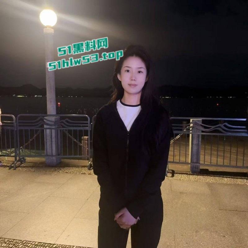 浙江杭州27岁少妇【宋钰婷】离婚后疯狂约炮，被调教成极品母狗，小穴洞口大开阴唇漆黑无比！