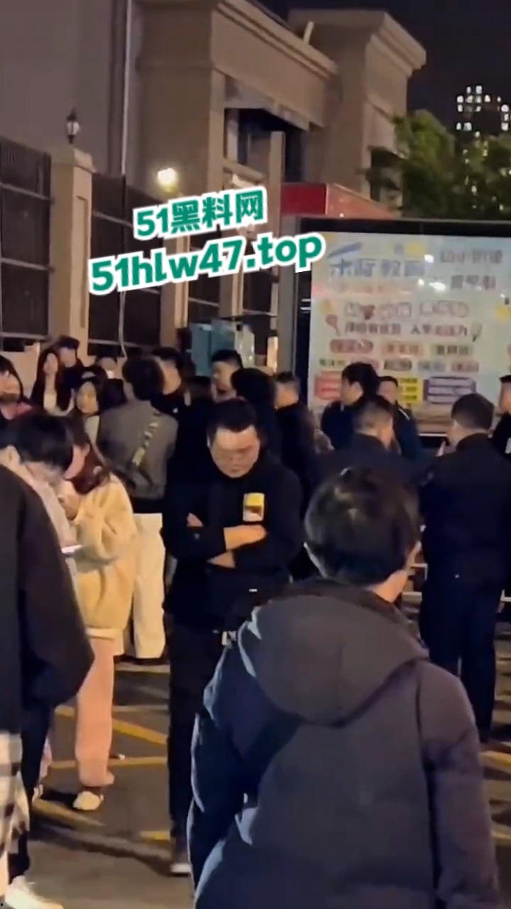 武汉海昌天澜黑箱操作换物业，据悉是两波物业公司抢地盘，一群业主也参与其中堪比古惑仔现场。