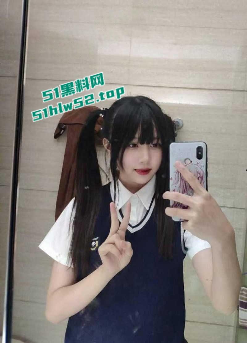 清纯白丝JK嫩妹与男友激情性爱，双马尾胯下卖力侍奉，娇嫩翘臀遭猛烈打桩，激情十足反差感拉满！