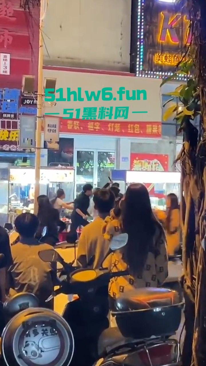 三亚港华夜市两摊主为争半米摊位持刀互砍，现场围观惨叫声惊悚起鸡皮。