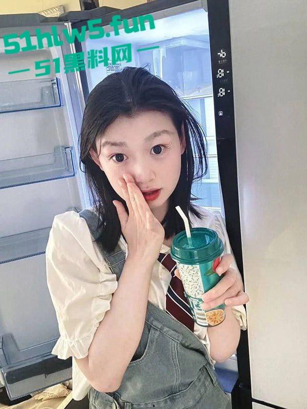 高颜值00后小妹【马莹莹】表面嫩妹私下母狗,背着男友出轨偷情脚踏多条船被男友发现,愤怒将视频曝光。