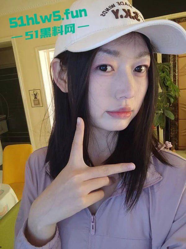 高颜值00后小妹【马莹莹】表面嫩妹私下母狗,背着男友出轨偷情脚踏多条船被男友发现,愤怒将视频曝光。