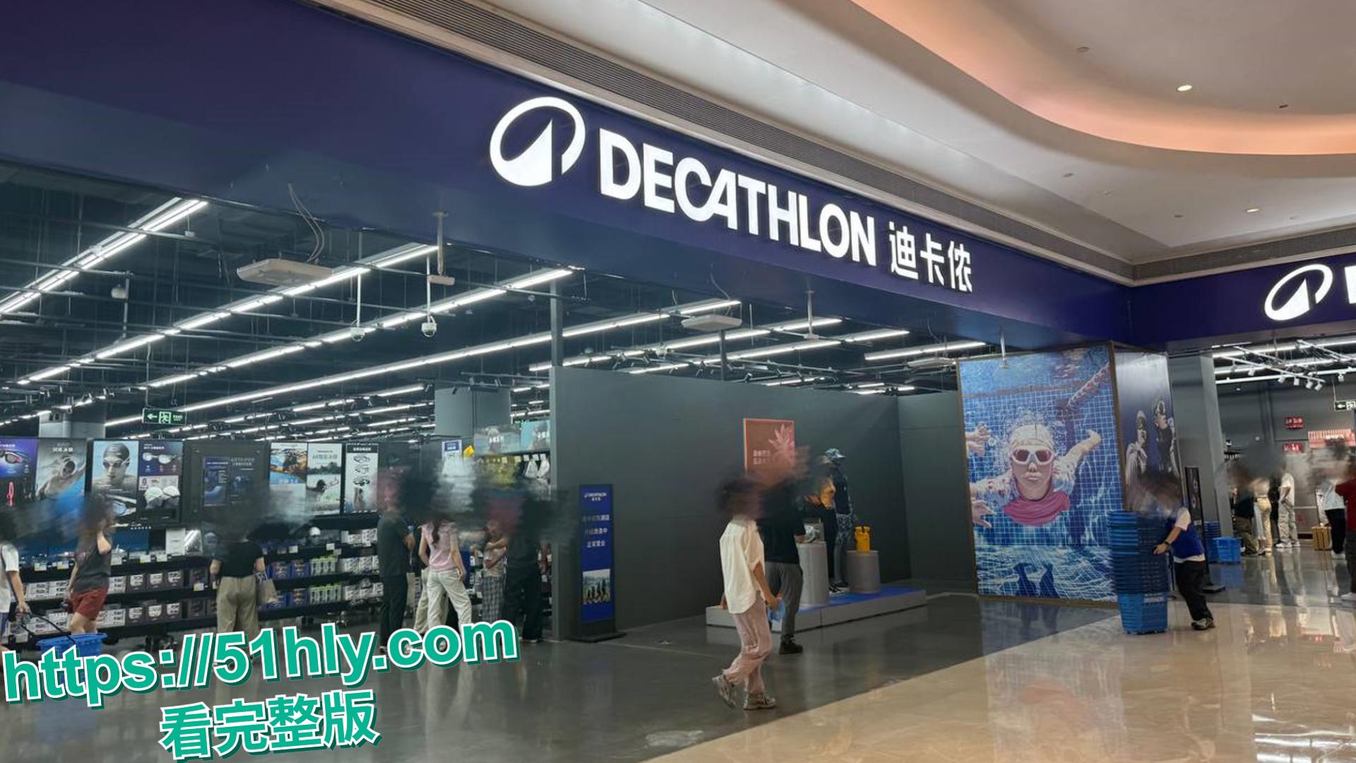 迪卡侬再现潮喷门事件 狗男女试衣间激战 黑丝高跟肥臀少妇被大屌狂肏后入 骚逼喷汁高潮 全程极度刺激！