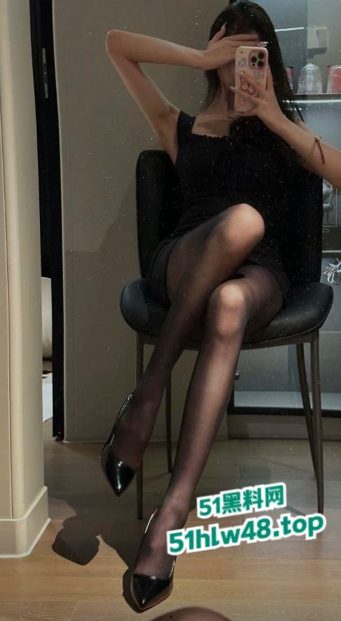 极品巨乳御姐【翁雨澄】最新视图露出，母狗的灵魂被金主捆绑各种SM虐待。