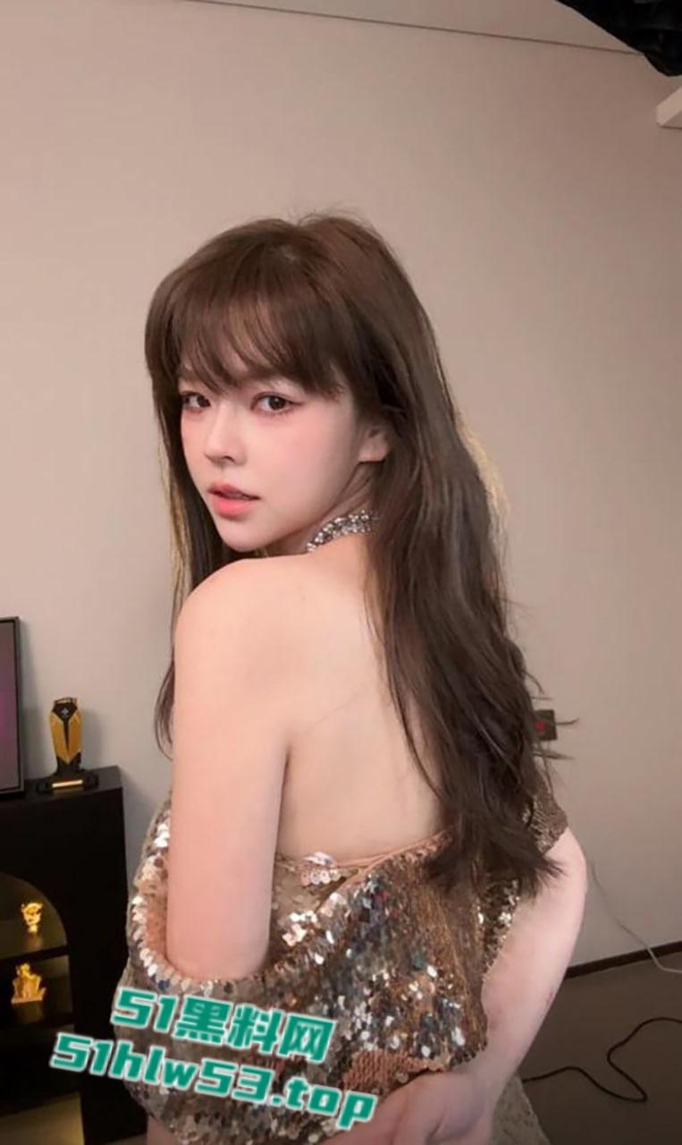 呆妹儿小霸王好姐妹!抖音千万粉丝女网红【沫子】早期全裸私拍写真被扒出,超清逼毛清晰可见!