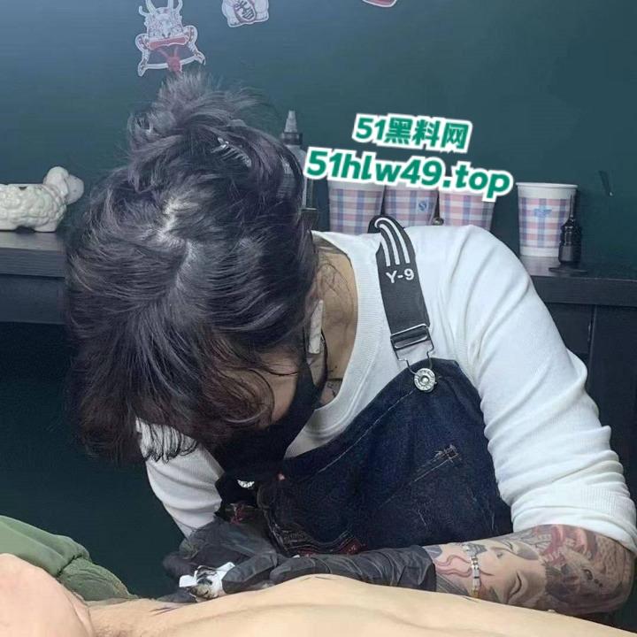 抖音符文战士【lee李李】纹身店老板娘，性感身材骚浪表现搭配纹身，令人血脉喷张性爱视频流出。