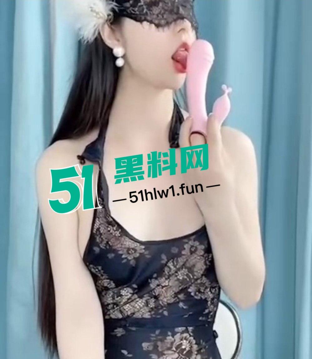 抖音23万粉网红【又是我】专属福利翻车，情趣旗袍肉丝高跟，自慰画面让粉丝炸锅！