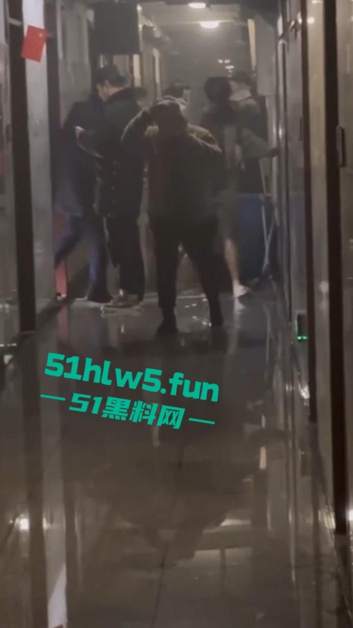 合肥工业大学,研二变态男网购硅胶女友宿舍发泄,怕被室友发现在厕所焚烧结果酿成火灾全校皆知。