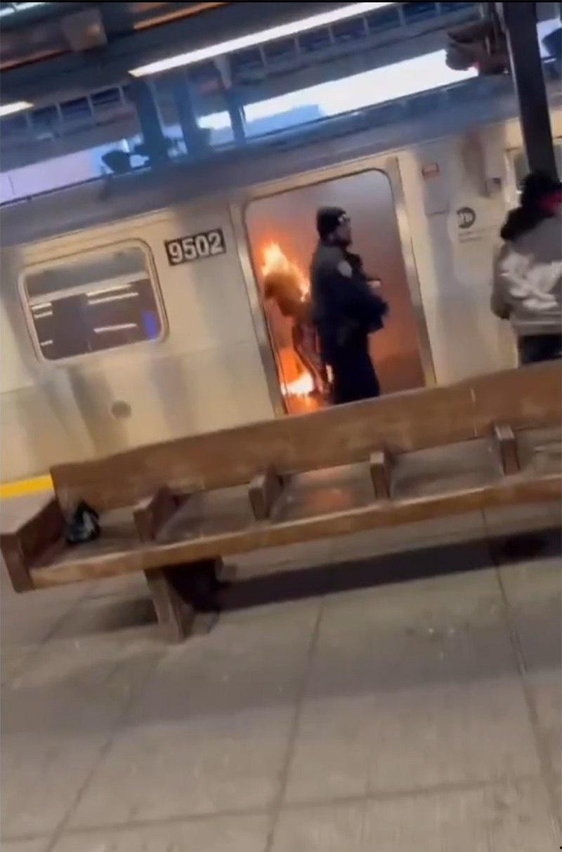 美国纽约地铁上一女子活活被烧死视频流出 嫌疑人冷血在旁观看 现场画面堪比好莱坞大片 视觉效果绝对震撼你的眼球
