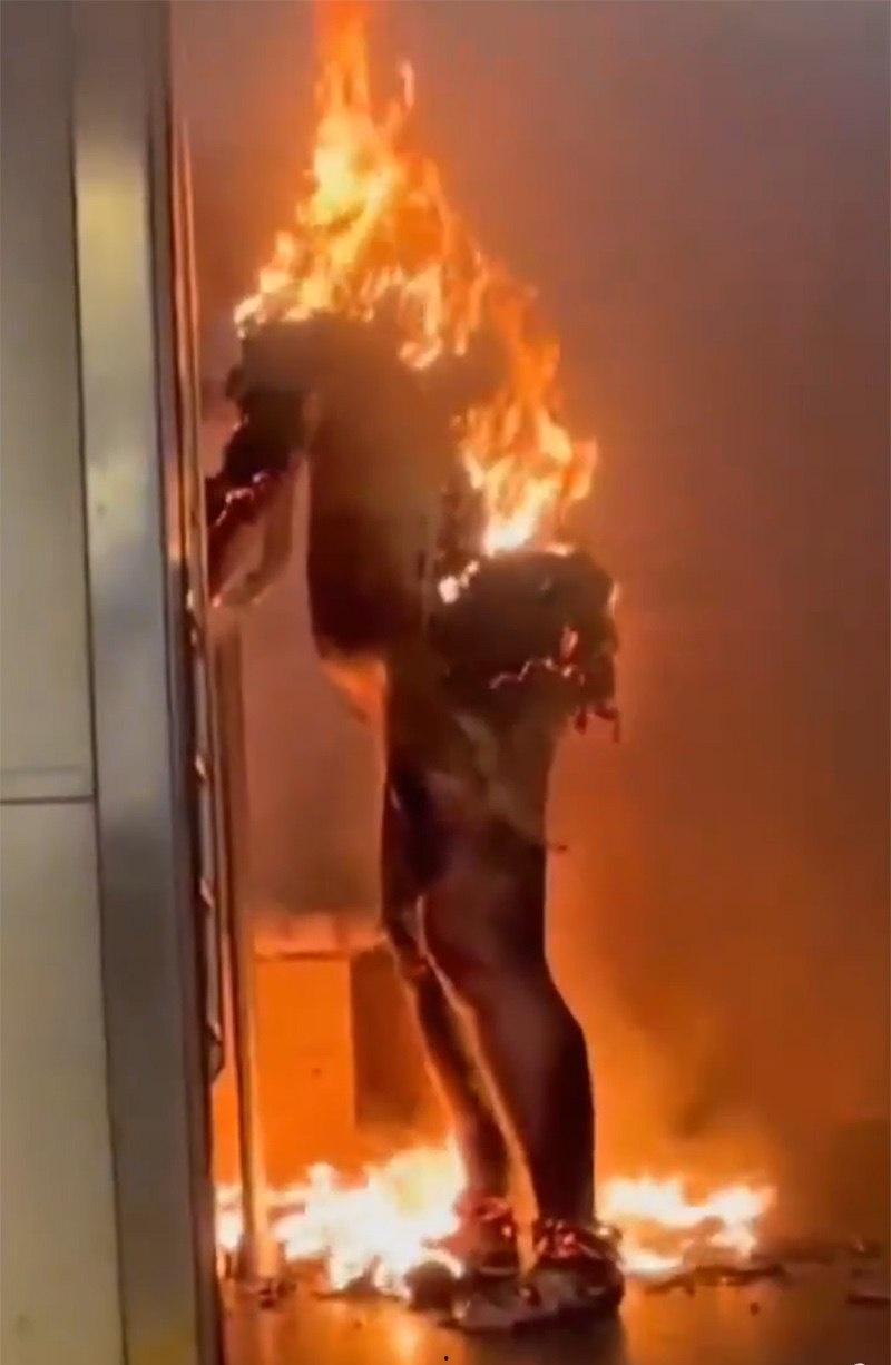 美国纽约地铁上一女子活活被烧死视频流出 嫌疑人冷血在旁观看 现场画面堪比好莱坞大片 视觉效果绝对震撼你的眼球