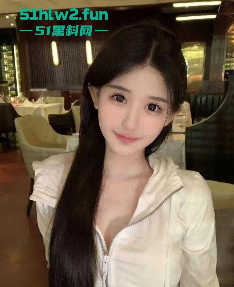 汕头大学约炮门！黑丝高跟白月光被体育生后入逛干，男友舍不得操的大一学妹被人站起来狂蹬！