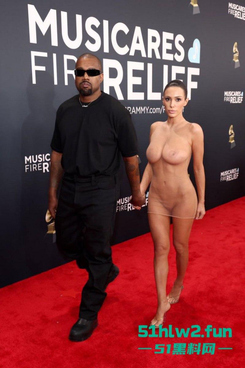 侃爷娇妻真空亮相格莱美红毯，公然上演户外露出全场惊呆！这尺度连镜头都不敢眨眼。