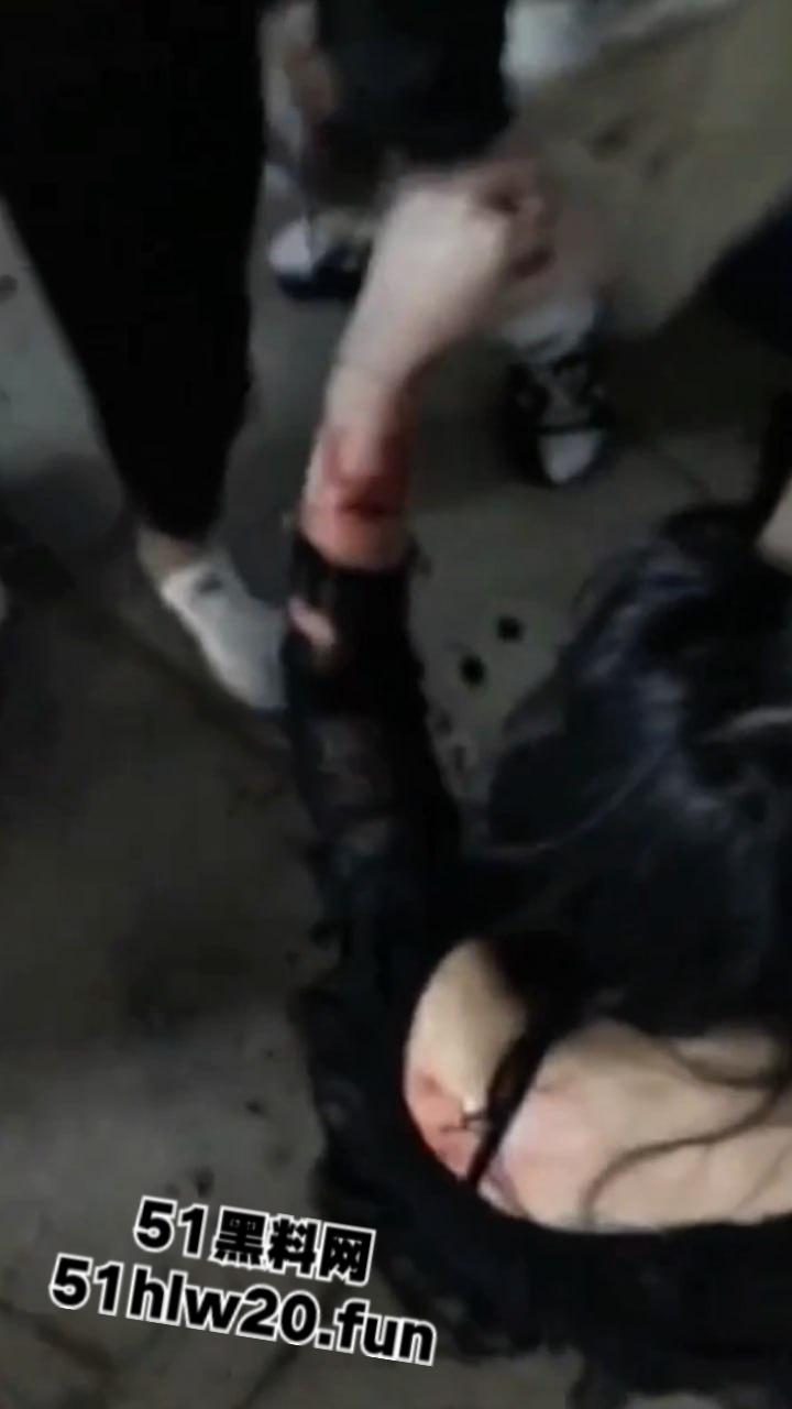 吉林长春精神小妹干架现场，一群精神小妹带着几个小伙围殴俩美女，打人者正在追捕当中。