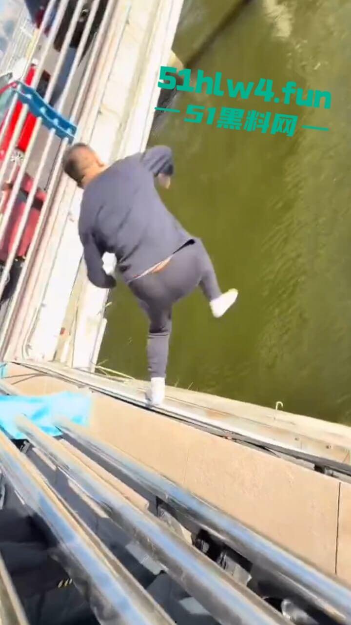 山东临沂跳桥事件，男子因分手想不开跳河自杀被英勇大叔救下，大叔跳下去那一刻真帅。