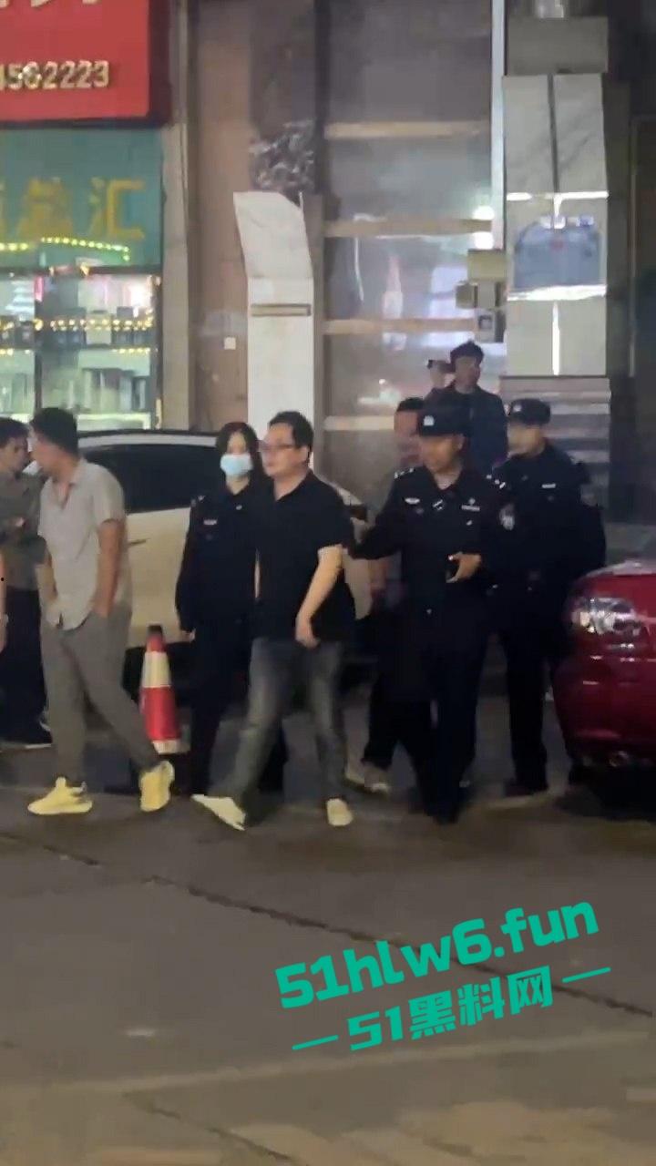 广州城市派对突击扫黄带走一群骚逼老鸨和嫖客，夜店公主排队上车心酸又好笑。