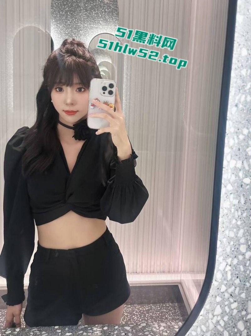 广东中山极品车模【高雅雯】为淘金放弃尊严毫无底线，甘愿沦为金主精盆供其肆意发泄使用！