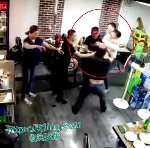 【弗雷尔卓德】酒桌火爆冲突，一时口角引发血案！醉汉挑衅邻桌大哥遭酒瓶爆头，现场激烈打斗混乱不堪