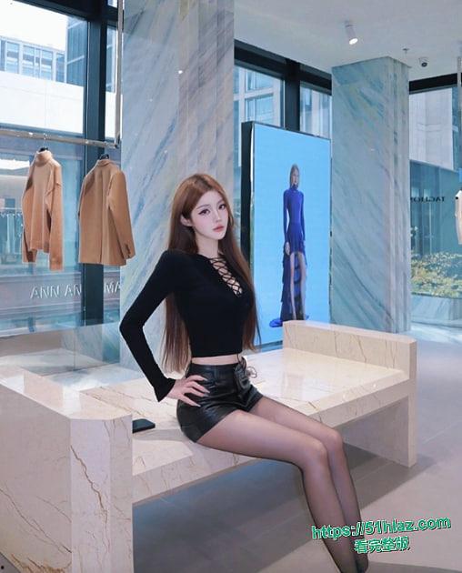 武汉小杨哥最新女主小爱合集流出 颜值爆表身材炸裂 从大胆露出到骑乘激情 再到KTV车震口活 场景花样百出