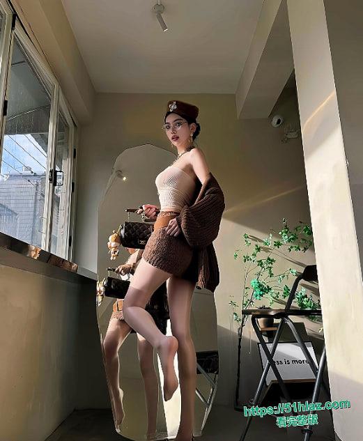 武汉小杨哥最新女主小爱合集流出 颜值爆表身材炸裂 从大胆露出到骑乘激情 再到KTV车震口活 场景花样百出