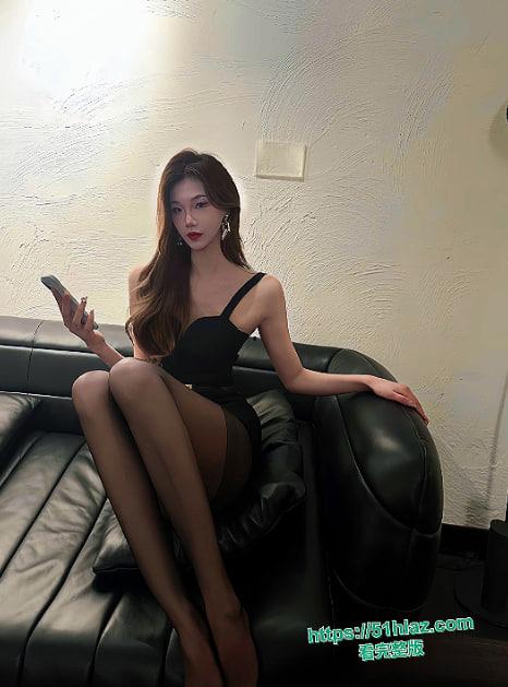 武汉小杨哥最新女主小爱合集流出 颜值爆表身材炸裂 从大胆露出到骑乘激情 再到KTV车震口活 场景花样百出