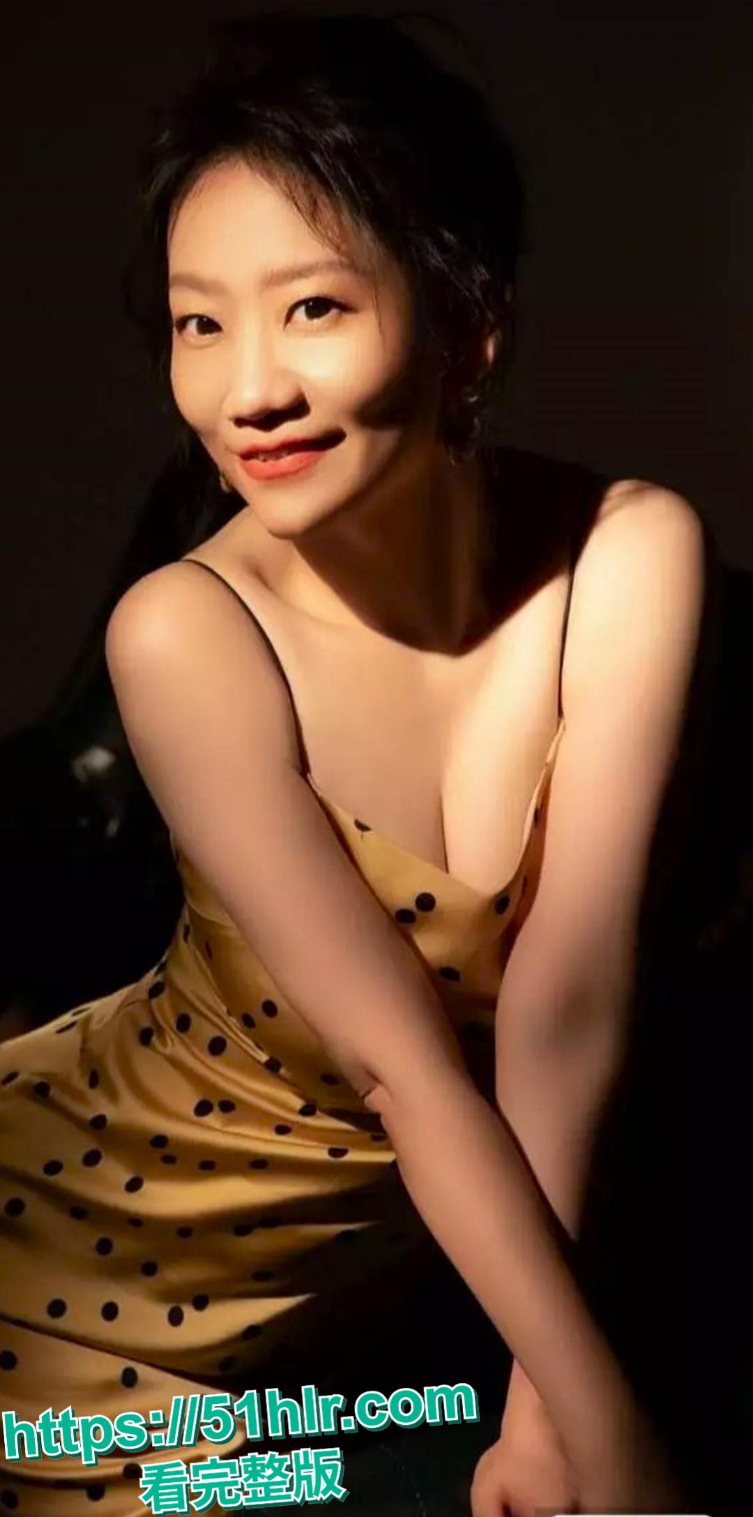 抖音13w粉丹姐于丹钢琴老师 表面上是个钢琴老师靠音乐交朋友收徒弟 实际上钱给的多巨乳骚逼是应有尽有。