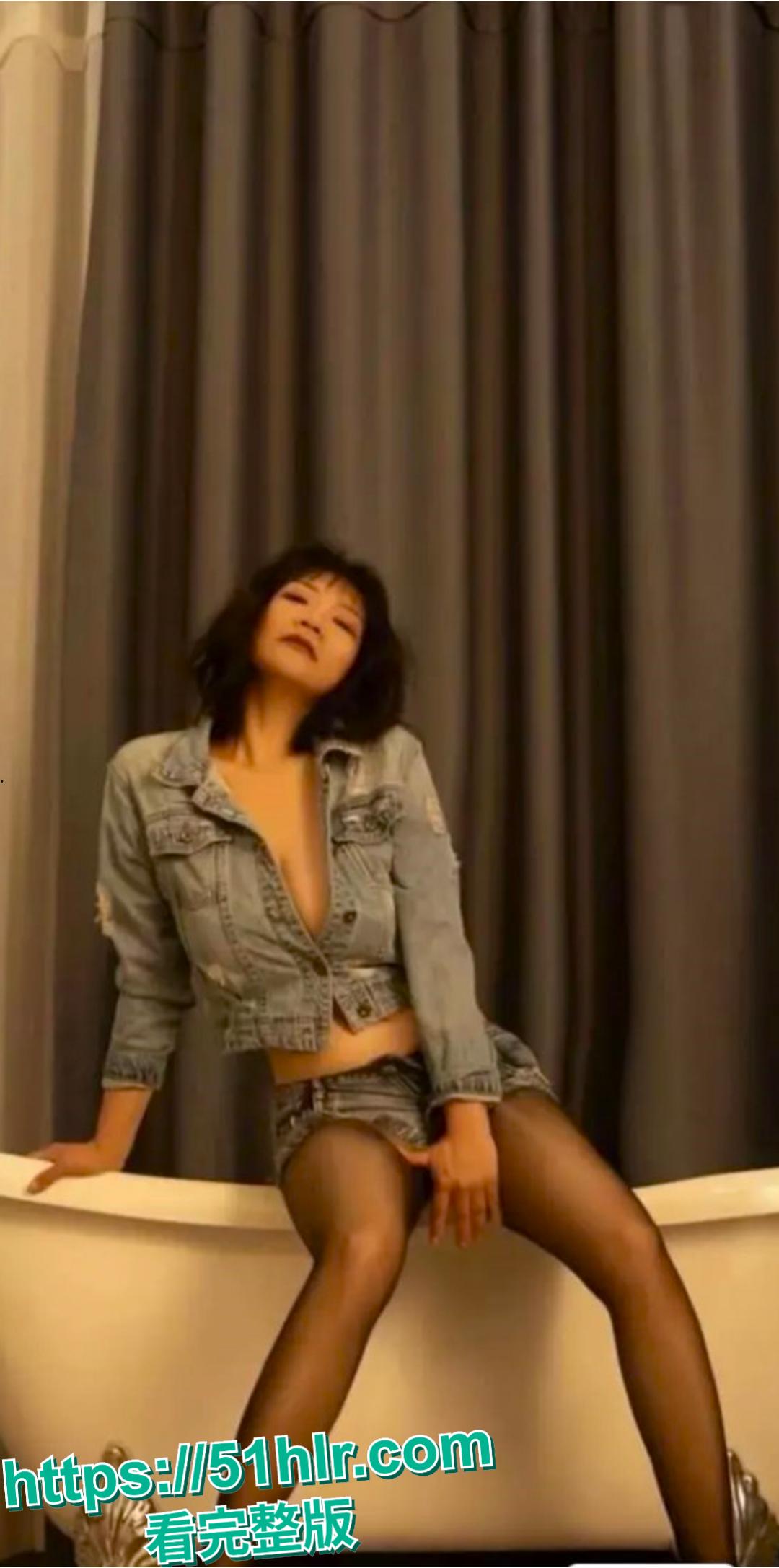 抖音13w粉丹姐于丹钢琴老师 表面上是个钢琴老师靠音乐交朋友收徒弟 实际上钱给的多巨乳骚逼是应有尽有。