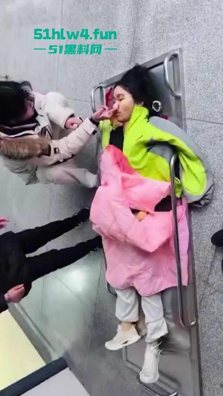 江西抚州金巢实验学校一女生突然跳楼,人还没死就拉殡仪馆火化,家长紧急抢尸与警察大打出手。