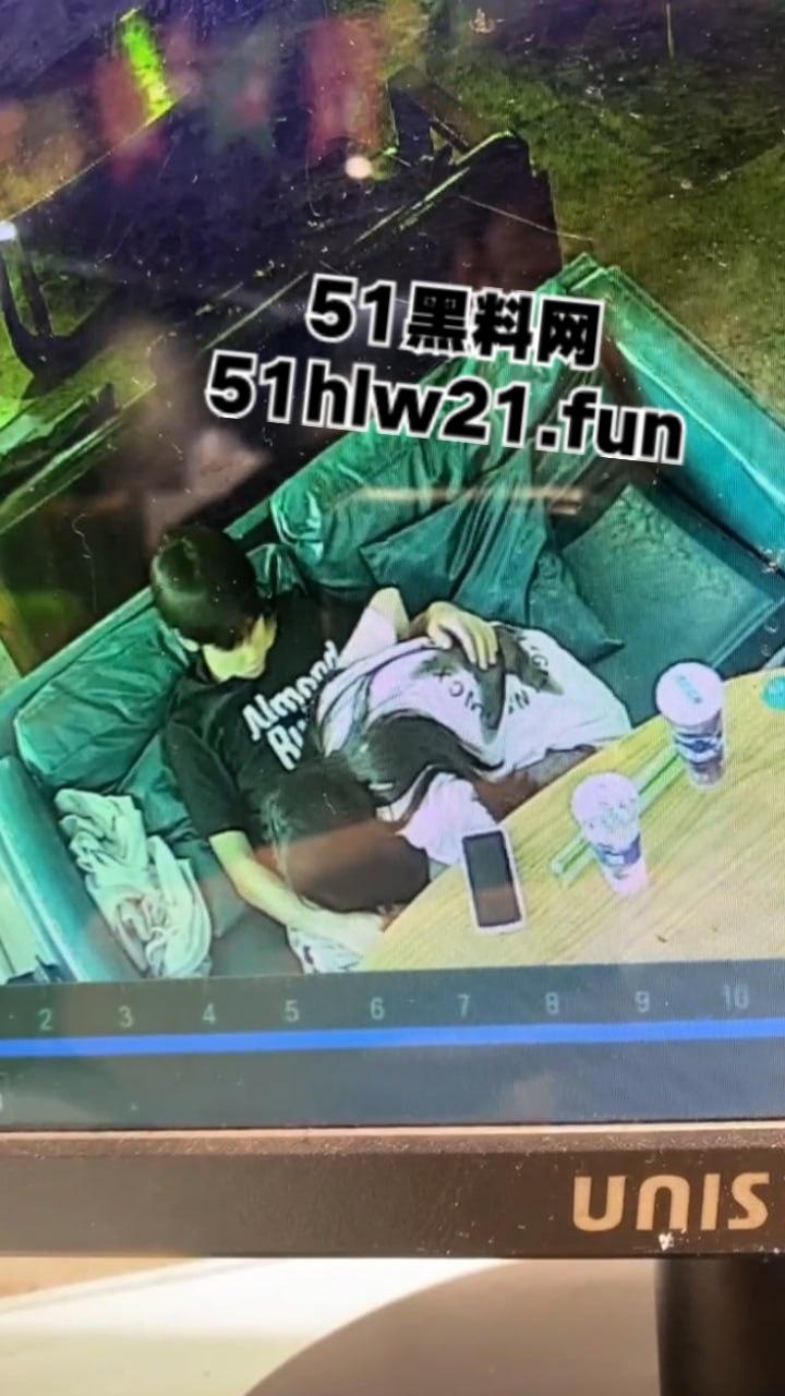 广西玉林仙尼奶茶店，偷拍同校高冷女神【孙晓慧】给校外给一男子口交，同学调出监控将其曝光。