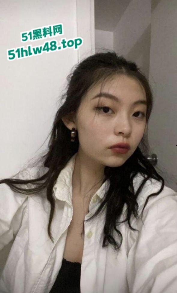 香港大学巨乳学霸【孟雪梨】奶子大到让人上火，双大奶能让课堂全校性骚动，教授都想钻进她奶里拱一拱！