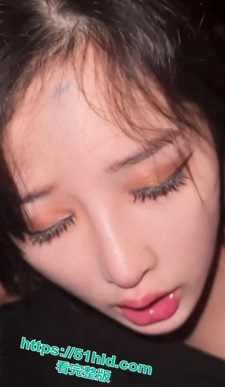 约啪大神【Looks199】重金拿下神颜天菜名媛,KTV包厢按头深喉,跪地口爆舔舐浓稠精液!