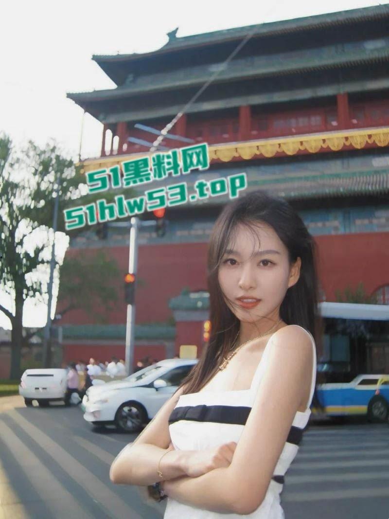 实习主持人【璇儿】不雅视频泄露，镜头前大众女神，私下被领导狂插，蒙眼口交舔蛋技术娴熟！