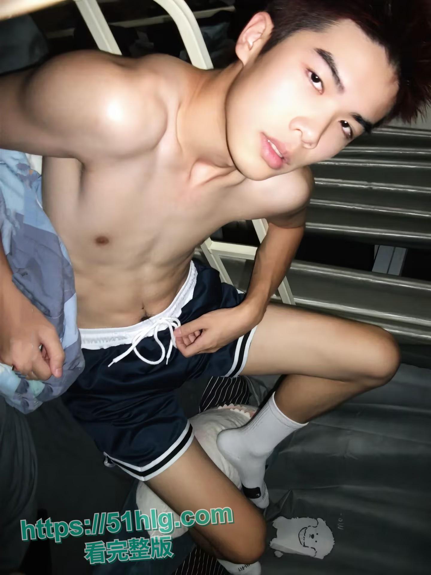 高颜值女粉千里送逼挨操！抖音网红【鸡腿弟弟】秀腹肌引得女粉垂青，边操边记录美好生活！