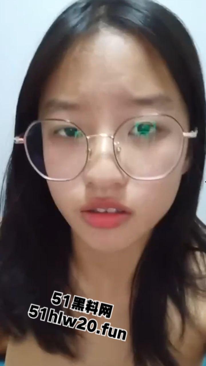 B站大奶眼镜婊，身材极品私下超反差与金主裸聊自慰视频泄密，骚逼被操的漆黑看来没少被干啊。